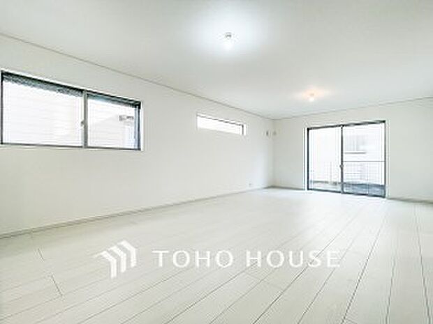 忙しい朝でも、しっかり家族が揃って食事をして頂けるゆとりある大きさのダイニングスペース。