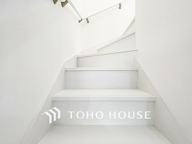 パブリックゾーンとプライベートゾーン繋ぐ階段。豊かな陽光が注ぎ込み、爽やかな住空間を演出。