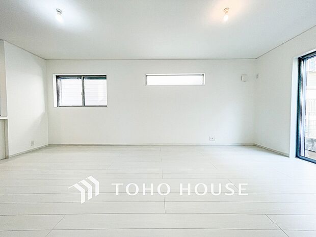 光と風があふれる開放的なリビングダイニングには自然と家族みんなが集まってきます。