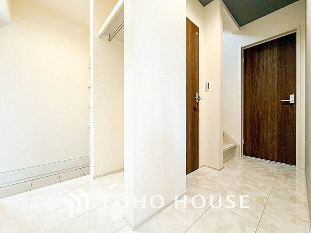 上質感漂う廊下。居住者の帰り、訪れる方を優しく迎える・安らぎに満ちた生活空間を予感させる。