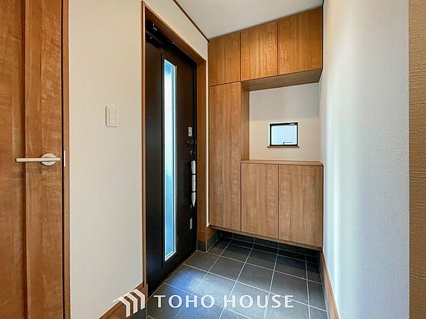 居住者の帰り、訪れる方を優しく迎えてくれる開放感のある玄関。