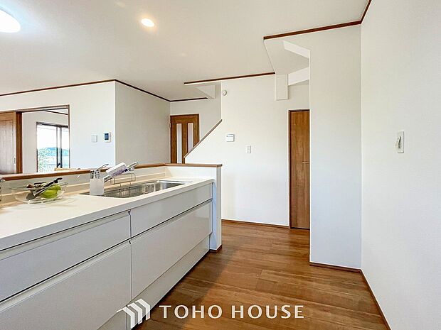 お手入れのしやすいすっきりしたシステムキッチンを採用しました。