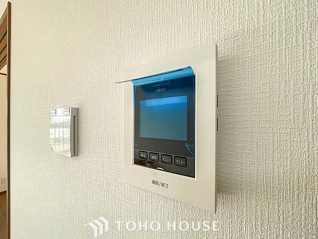 来訪者と通話ができ、モニターで姿が確かめられるインターホンを採用しました。暮らしの安心感を一層高めます。