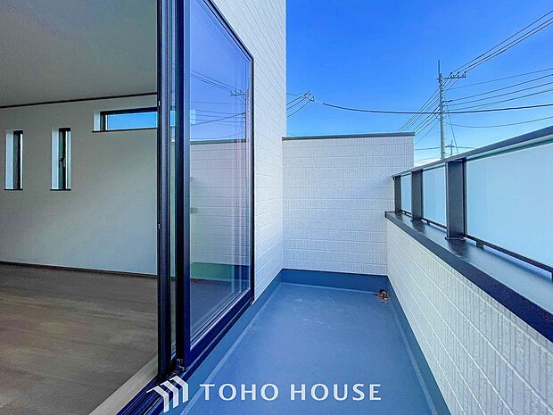 暮らしの中で光と風を演出してくれるバルコニー。のびかな景観も眺めることができます。