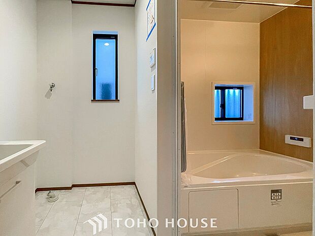 清潔感のあるカラーで統一されたプライベート空間は、身だしなみチェックや肌のお手入れに最適です。