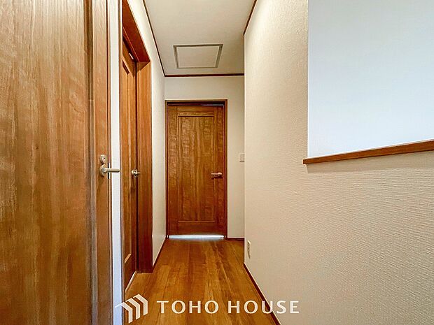 上質感漂う廊下。居住者の帰り、訪れる方を優しく迎え安らぎに満ちた生活空間を予感させます。