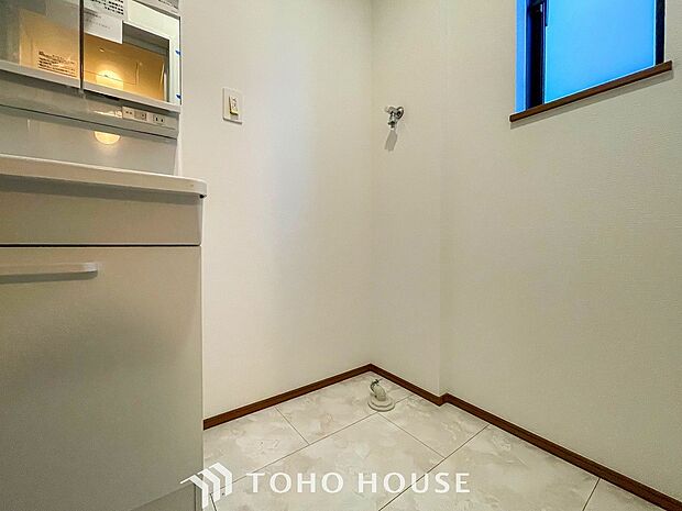 洗濯機を配置しても十分なスペースを確保しております。