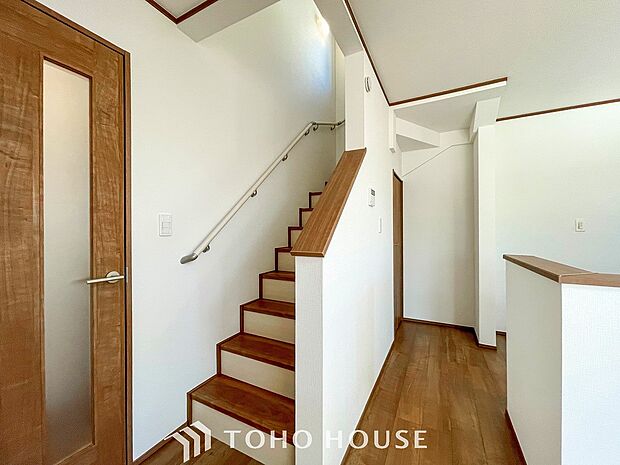 各フロアを結ぶ階段。集いの空間と一人の時間を楽しむプライベートルームをバランスよく繋いでいます。