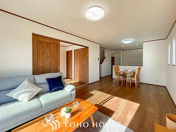 忙しい朝でも、しっかり家族が揃って食事をして頂けるゆとりある大きさのダイニングスペース。