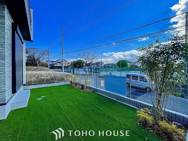 綺麗に整えられたお庭。お子様が遊んだりペットと戯れたりと楽しい時間を過ごせます。