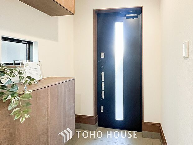 清潔感溢れる玄関がお出迎えする本邸宅の物語は、ここから始まる日常を期待させます。