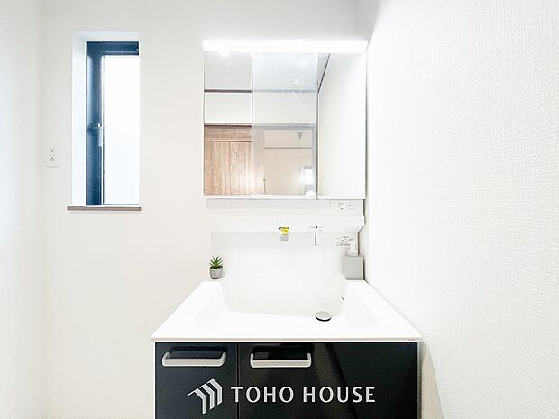 洗面台・洗面所パウダールームはナチュラルな雰囲気で清潔な印象。