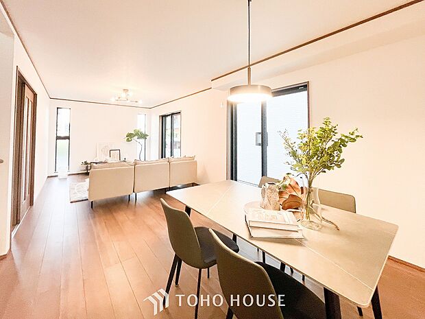 忙しい朝でも、しっかり家族が揃って食事をして頂けるゆとりある大きさのダイニングスペース。