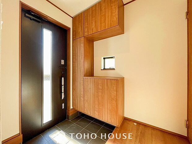 居住者の帰り、訪れる方を優しく迎えてくれる開放感のある玄関。