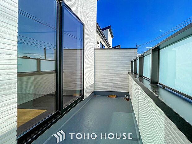 暮らしの中で光と風を演出してくれるバルコニー。のびかな景観も眺めることができます。