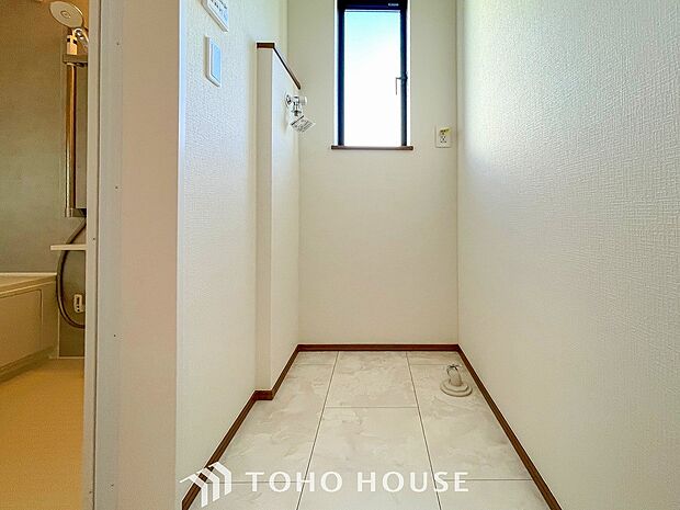 洗濯機を配置しても十分なスペースを確保しております。