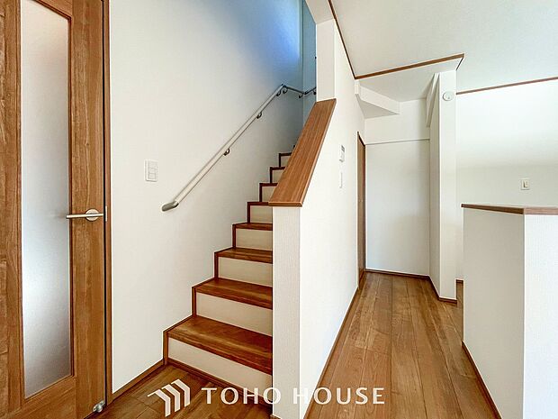 各フロアを結ぶ階段。集いの空間と一人の時間を楽しむプライベートルームをバランスよく繋いでいます。