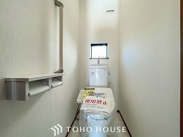 換気と明るさに配慮した清潔感溢れるトイレ。落ち着いた空間で安らぎのひとときをお過ごしいただけます。