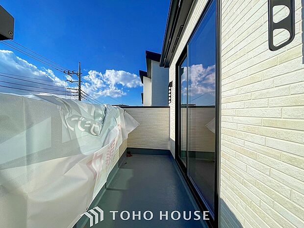 暮らしの中で光と風を演出してくれるバルコニー。のびかな景観も眺めることができます。