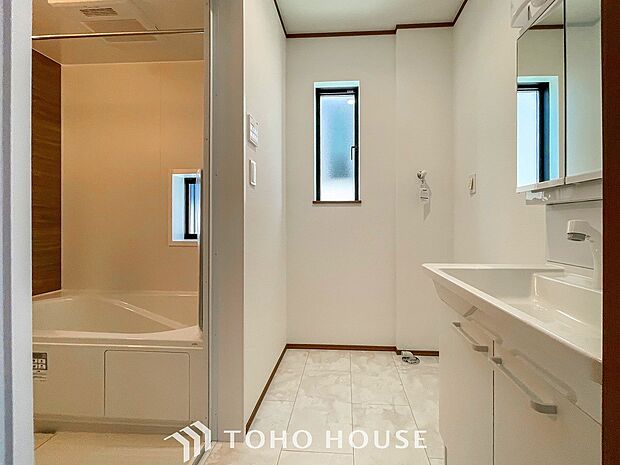 清潔感のあるカラーで統一されたプライベート空間は、身だしなみチェックや肌のお手入れに最適です。