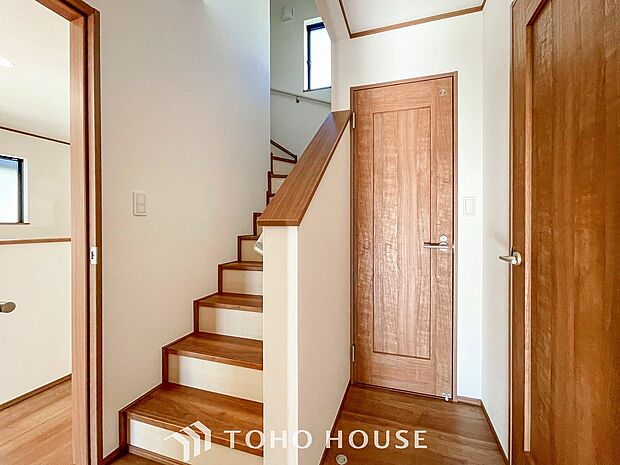 各フロアを結ぶ階段。集いの空間と一人の時間を楽しむプライベートルームをバランスよく繋いでいます。