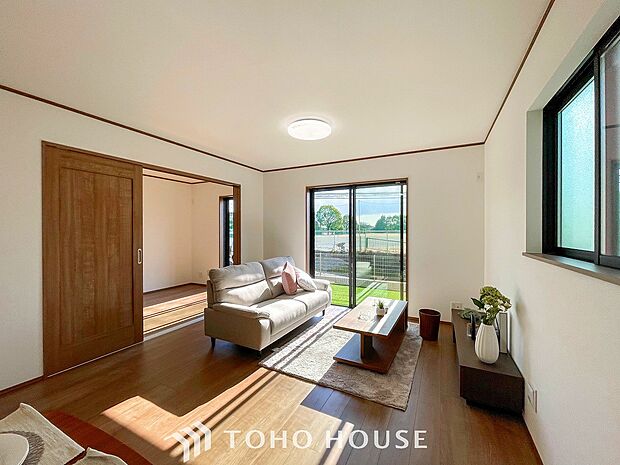 忙しい朝でも、しっかり家族が揃って食事をして頂けるゆとりある大きさのダイニングスペース。