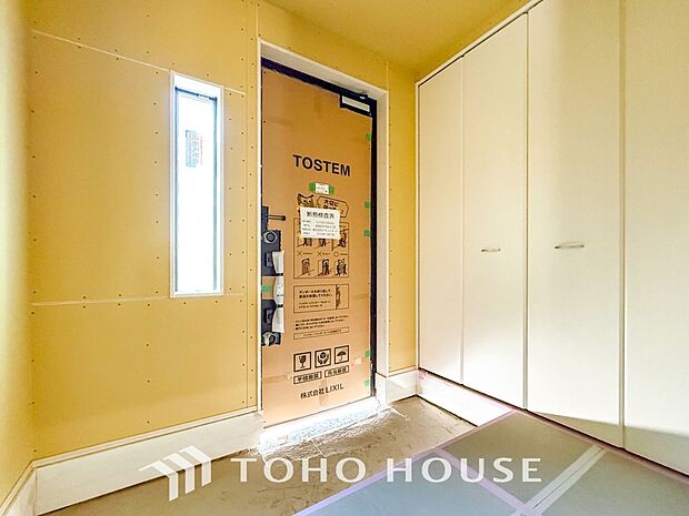 明るく開放感のある玄関。居住者の帰り、訪れる方を優しく迎えてくれます。