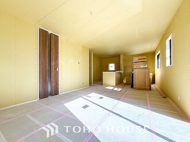 やわらかな陽射しがふりそそぎ、室内に開放感と爽快感をもたらします。