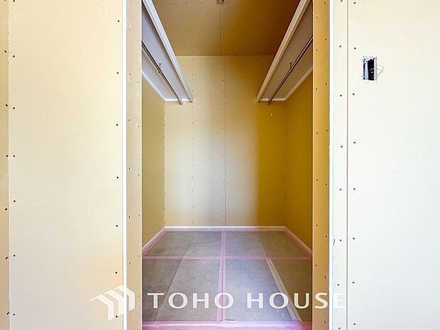 衣類だけでなく大きな荷物も収納でき、お部屋がすっきりします。