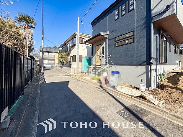 前面道路含む現地写真『快適』は「家」と「街」と「環境」が調和した時に訪れるだと改めて感じさせてくれます。