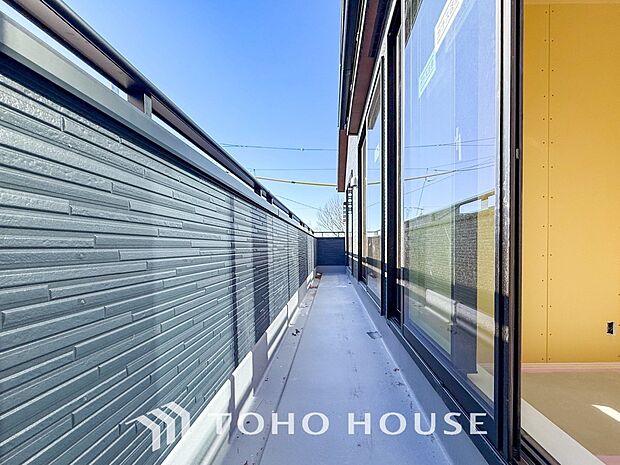 陽光とそよ風に触れることができるバルコニー。