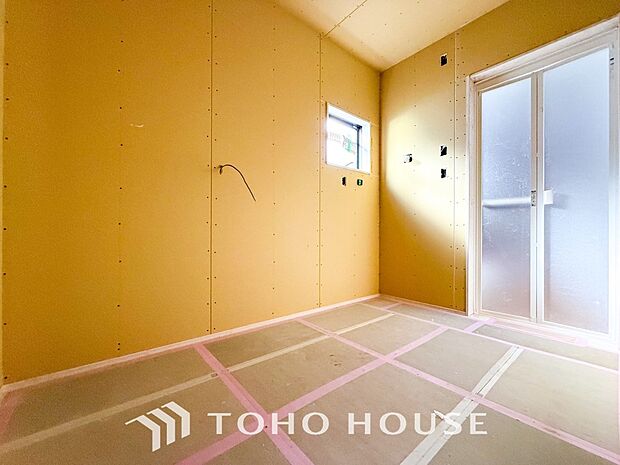 小窓が設置され、湿気がこもりやすい室内の換気・採光に配慮されています。