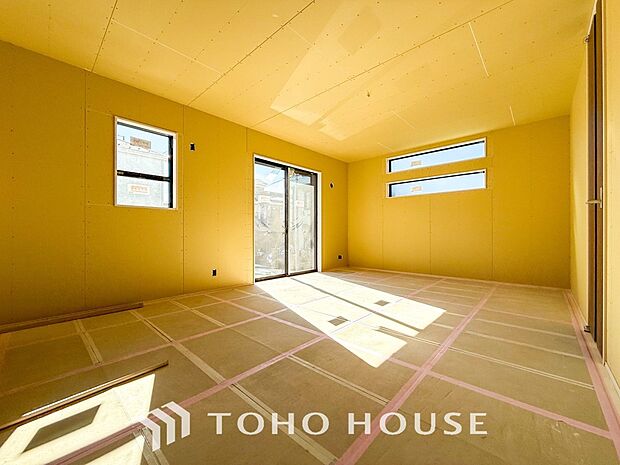 明るく開放的な空間が広がるLDK。室内には豊かな陽光が注ぎ込み、爽やかな住空間を演出。