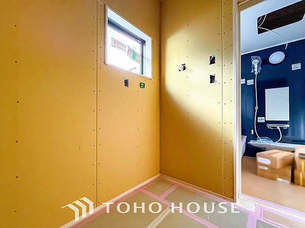 洗濯機を配置しても十分なスペースを確保しております。