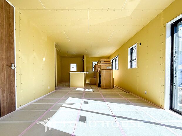 忙しい朝でも、しっかり家族が揃って食事をして頂けるゆとりある大きさのダイニングスペース。