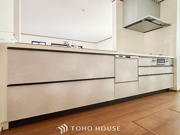 機能的で使い勝手のよさそうなキッチン。明るく清潔感があります。