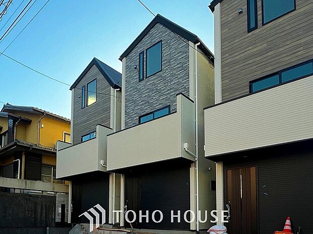 住む人や訪れる人やさしくエスコートする玄関アプローチ。