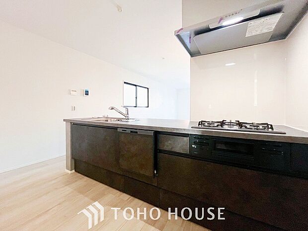 リビング全体が見渡せる配置がされ、ご家族との会話を楽しみながらお料理できます。