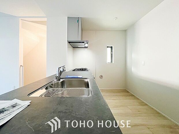 機能的で使い勝手のよさそうなキッチン。明るく清潔感があります。