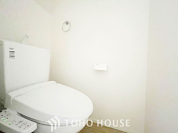 トイレはシンプルにホワイトで統一した温水洗浄付です。