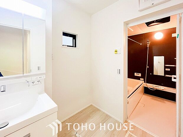 清潔感のあるプライベート空間は、身だしなみチェックや肌のお手入れに最適です。