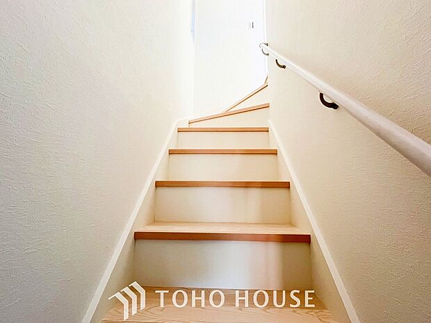 各フロアを結ぶ階段。集いの空間と一人の時間を楽しむプライベートルームをバランスよく繋いでいます。