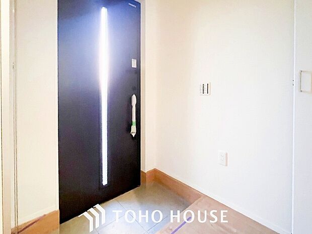 明るくコントラストのある、開放感と清潔感を兼ね備えた玄関。