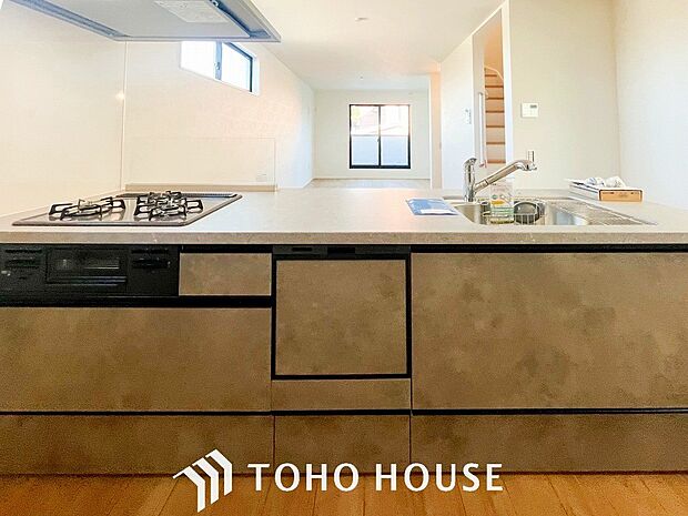 リビング全体が見渡せる配置がされ、ご家族との会話を楽しみながらお料理できます。