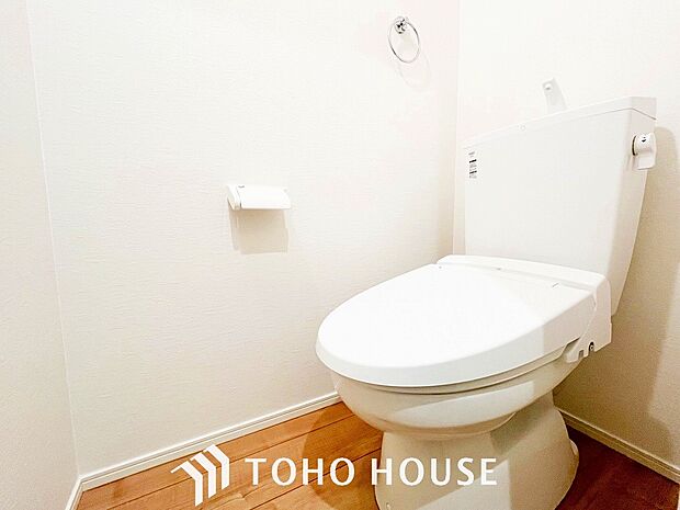 トイレはシンプルにホワイトで統一した温水洗浄付です。