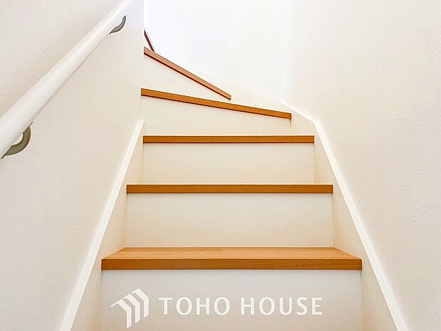 各フロアを結ぶ階段。集いの空間と一人の時間を楽しむプライベートルームをバランスよく繋いでいます。