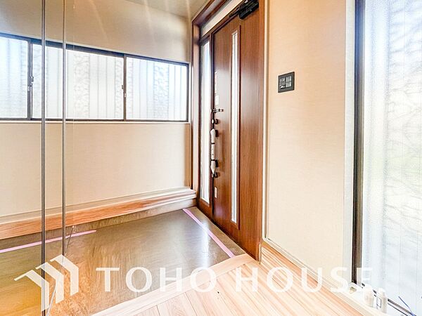 居住者の帰り、訪れる方を優しく迎えてくれる開放感のある玄関。
