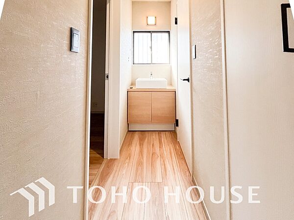 上質感漂う廊下。居住者の帰り、訪れる方を優しく迎える・安らぎに満ちた生活空間を予感させる。