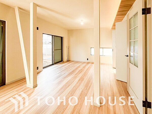 爽やかな色合いのフローリングと清潔感の溢れるクロスが明るい空間を創り出しているリビングダイニング。