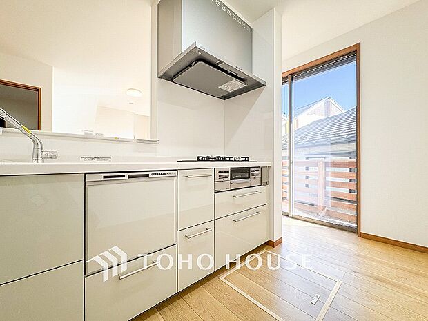 お手入れのしやすいすっきりしたシステムキッチンを採用しました。